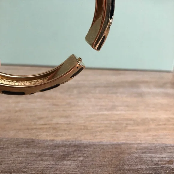 Black and Gold clasp Bracelet - Picture 3 of 10